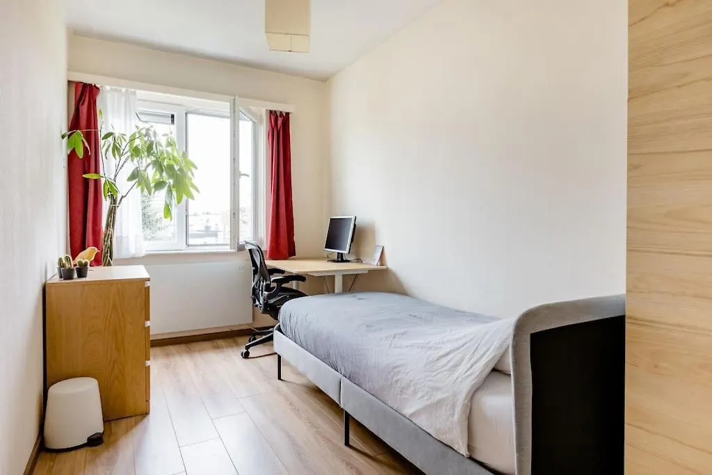 Digital Nomad Station - Bedroom With Desk Nearby Station And Parking Anvers